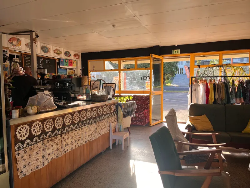 Manu café and the landscape of Northland